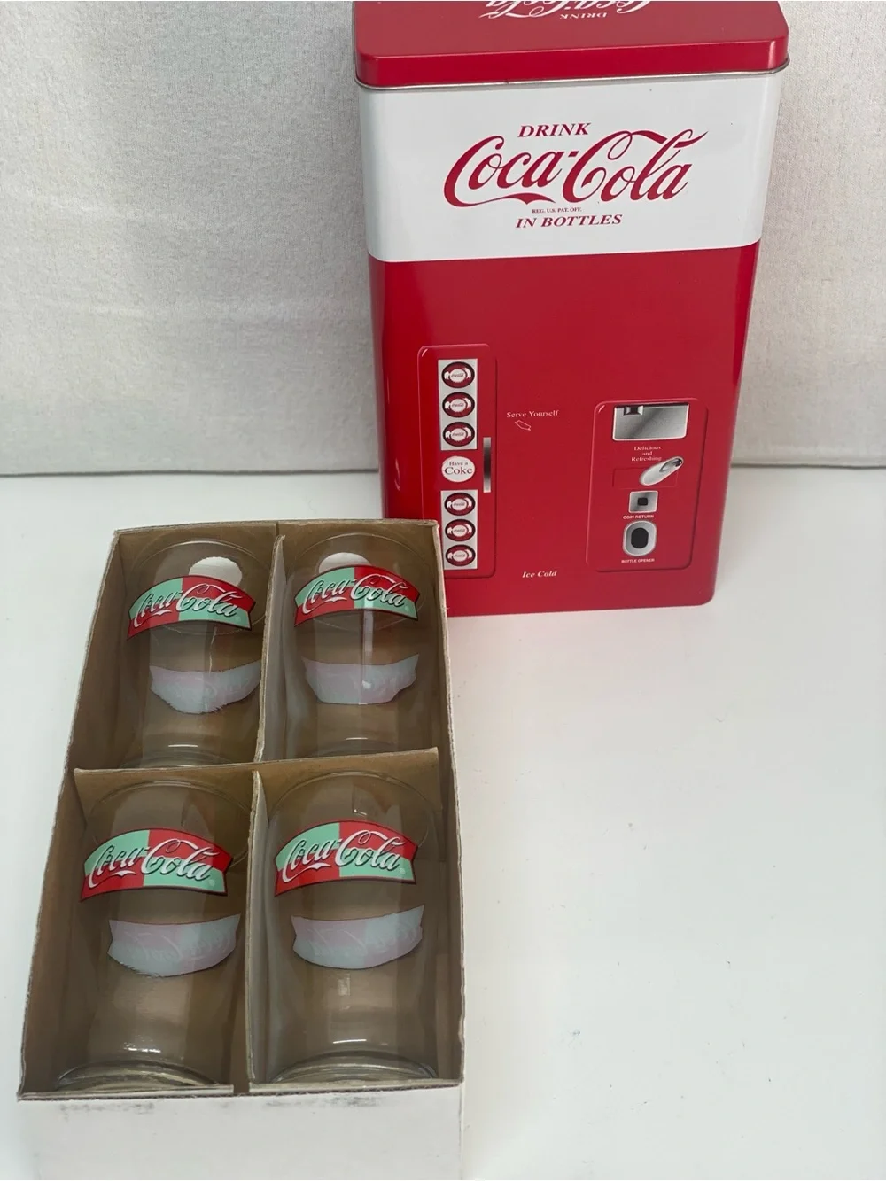 Coca Cola 4 Piece 8oz Glass Set w/ Coke Machine Tin Anchor Hocking 1999 Collect
